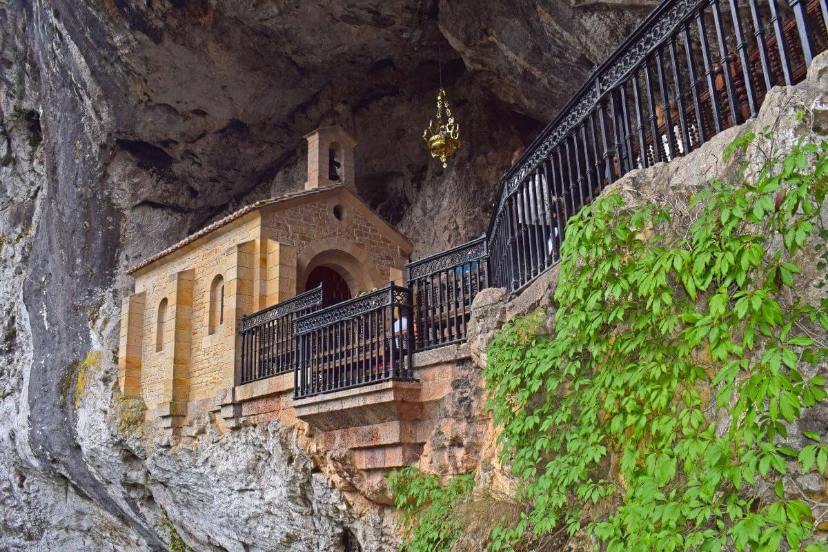 Santa Cueva de Covadonga - Pueblos Asturianos
