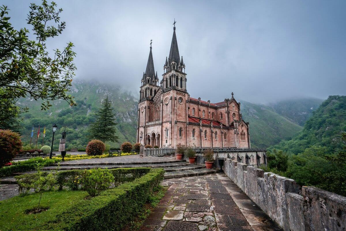 Basílica de Covadonga - Pueblos Asturianos