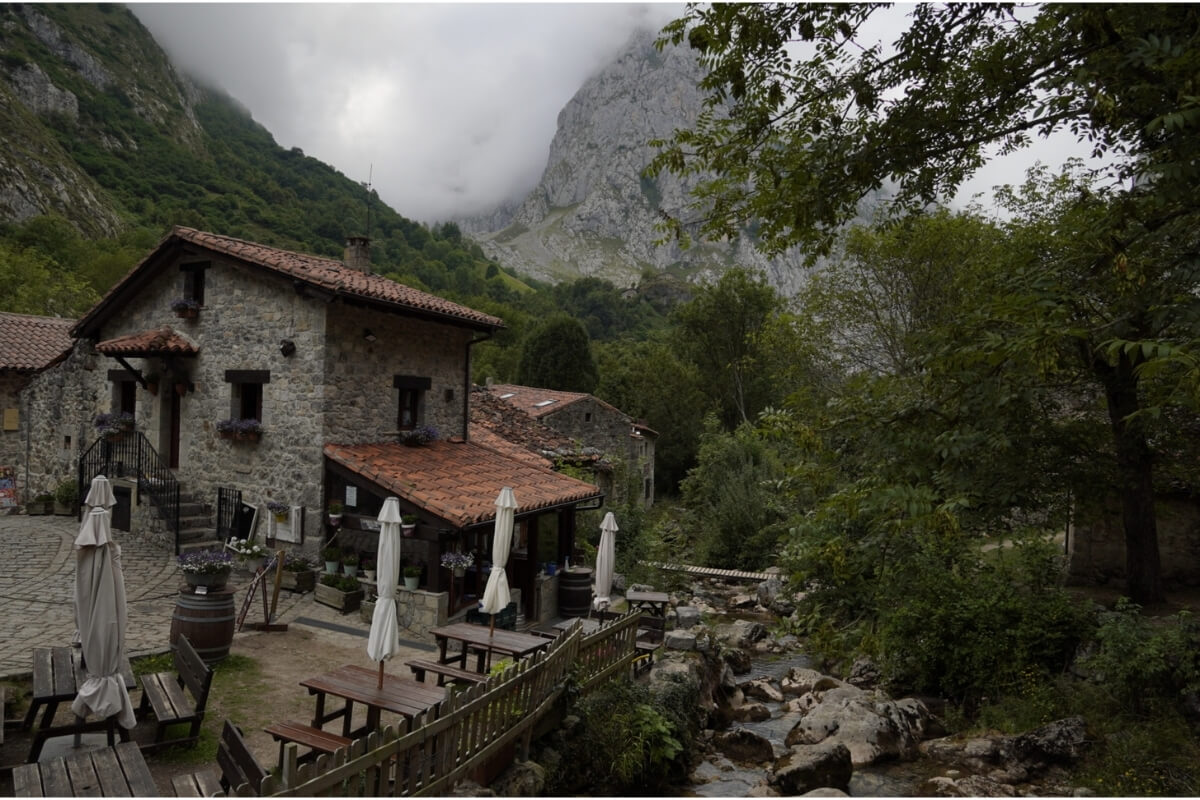 Bulnes: qué ver y cómo llegar al pueblo sin coches de Asturias