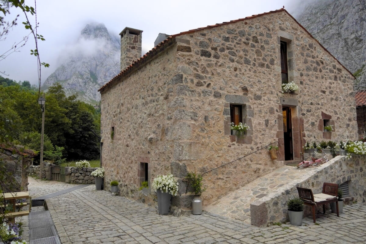 Bulnes: qué ver y cómo llegar al pueblo sin coches de Asturias