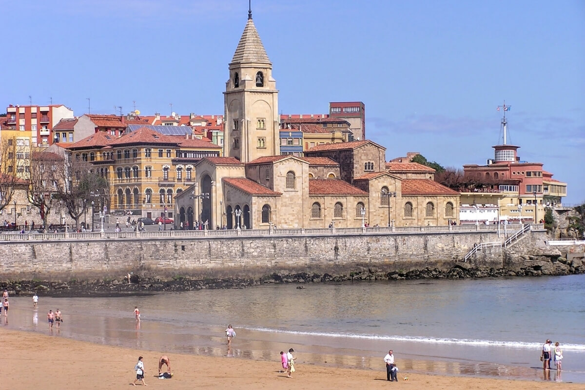 Playa de San Lorenzo en Gijón guía - Pueblos Asturianos
