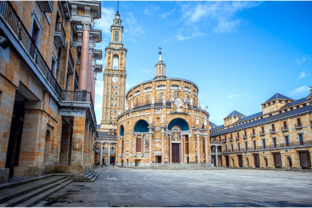 Universidad Laboral de Gijón guía - Pueblos Asturianos