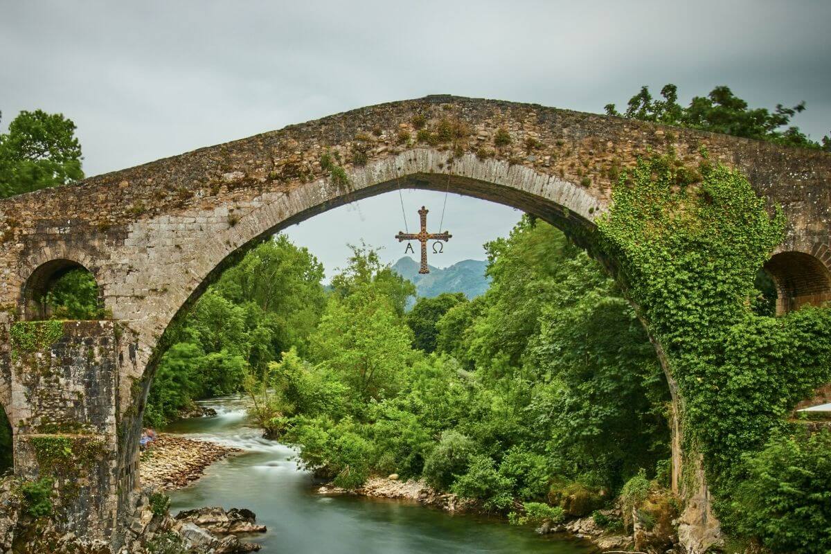 Puente medieval y cruz de la victoria - Pueblos Asturianos