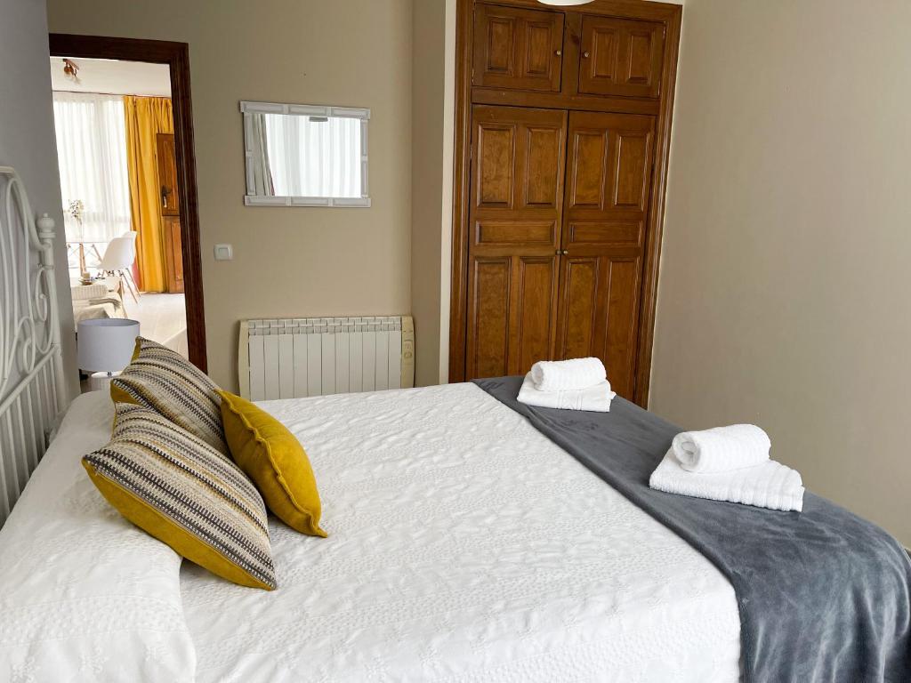 Habitación doble con armario de madera