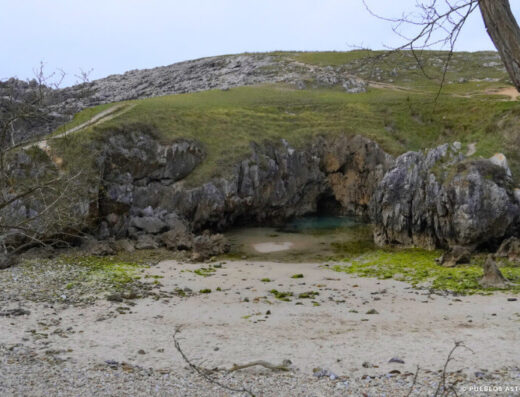 Playa de Cobijeru, en Llanes, Asturias