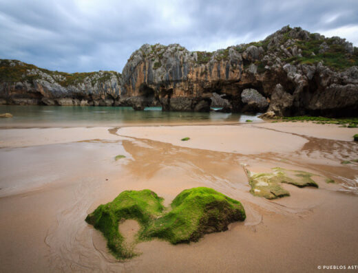 Playa de Cuevas del Mar, en Llanes, Asturias