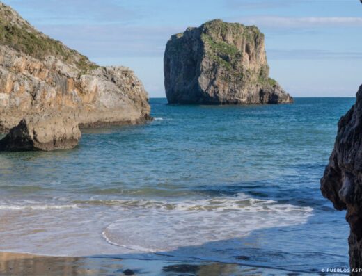 Playa de Cué, en Llanes, Asturias