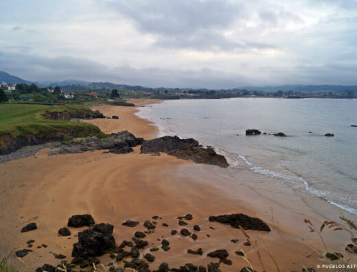 Playa de La Espasa, en Caravia, Asturias