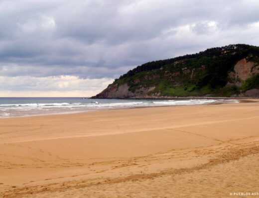 Playa de Rodiles, en Asturias, España